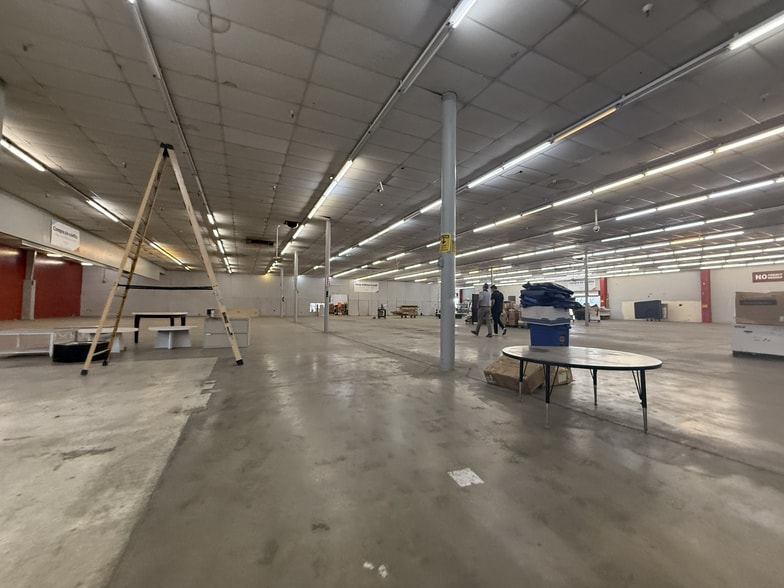 More Photos Of 4224 W Indian School Rd, Phoenix Warehouse For Sale