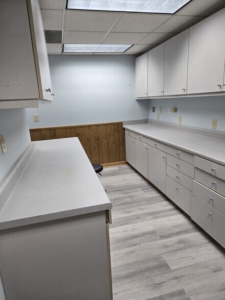 More Photos Of 6572 River Park Dr, Riverdale Office For Sale