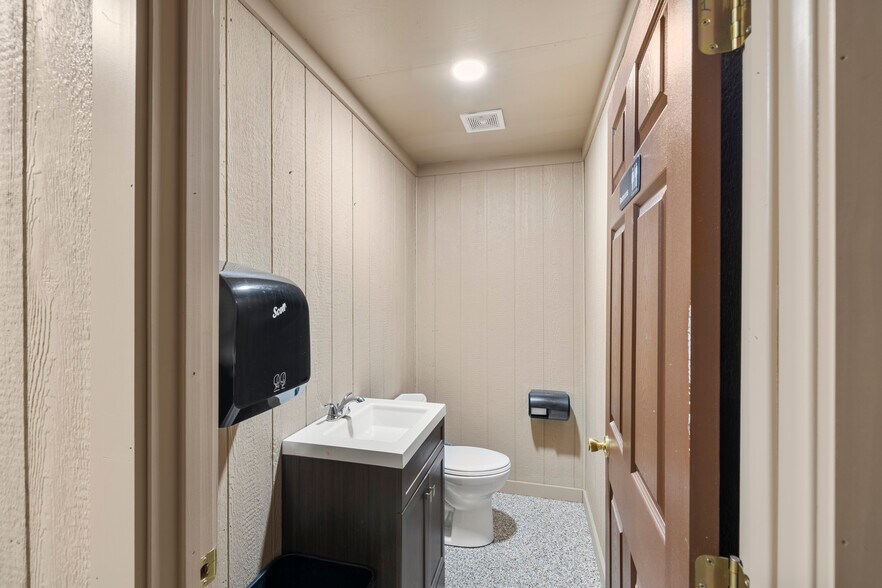 More Photos Of 15185 TX-21, Douglass Department Store For Sale