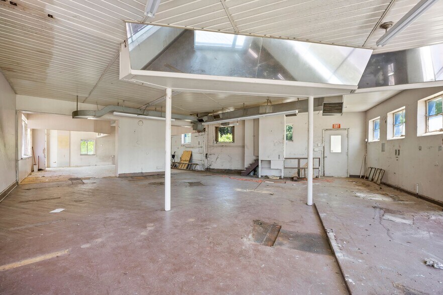 More Photos Of 55 White Ave, East Longmeadow Freestanding For Lease