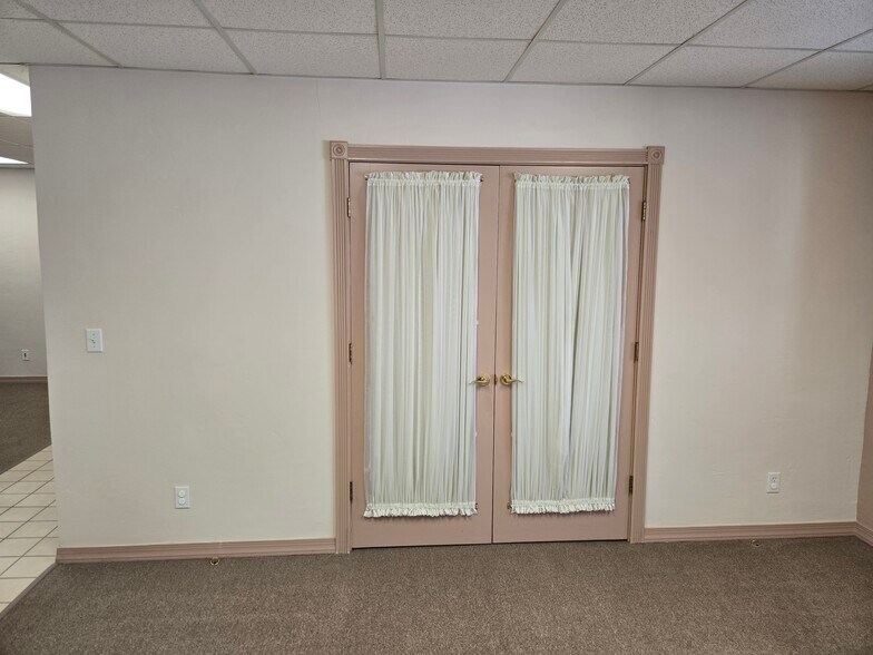 More Photos Of 318 W Highland St, Shawnee Office For Sale