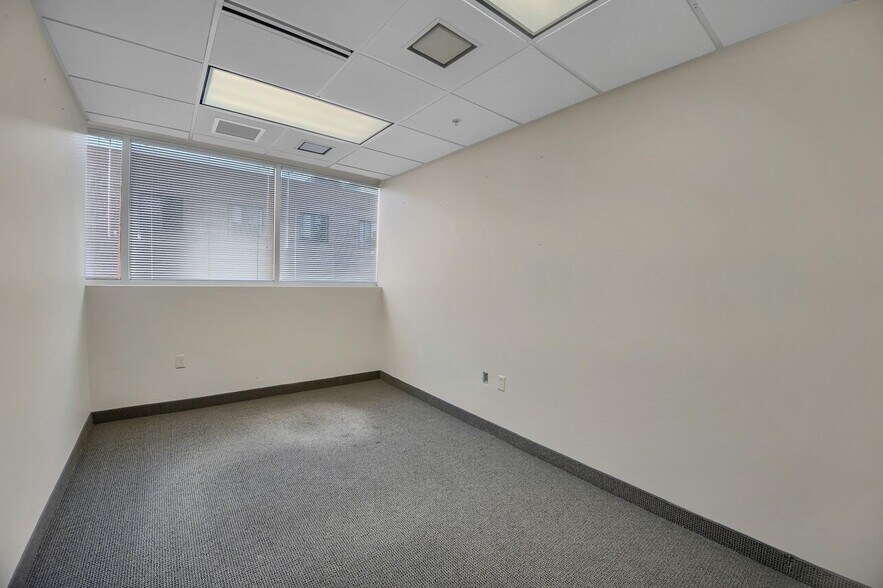 More Photos Of 21 Laurel Ave, Cornwall Medical For Lease