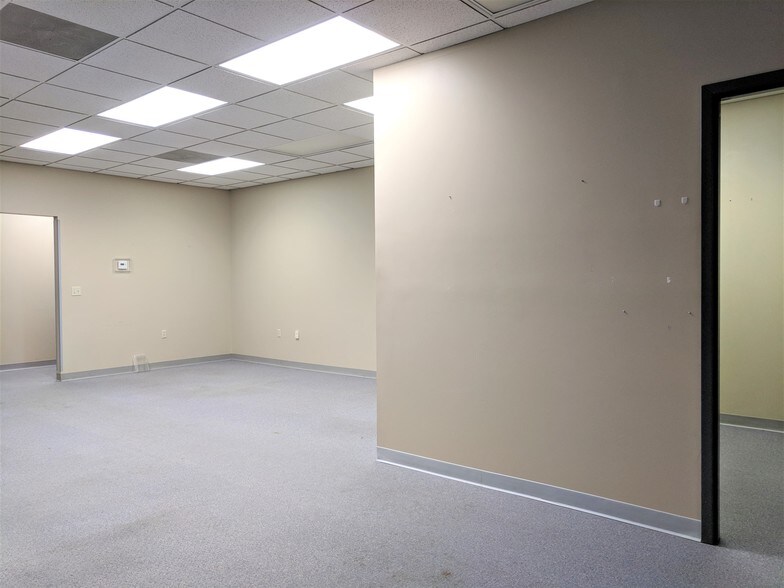 More Photos Of 901 W Main St, El Paso Office For Sale