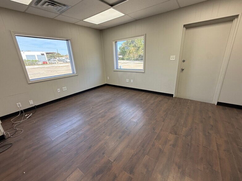 More Photos Of 1275 Riverside Dr, Fort Worth Warehouse For Lease