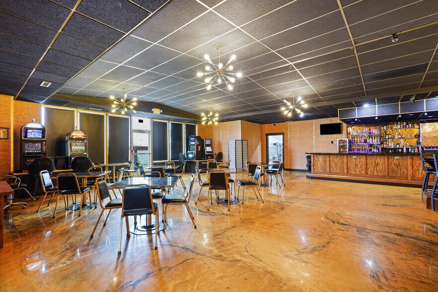 More Photos Of 801 N Fee St, Helena Bar For Sale