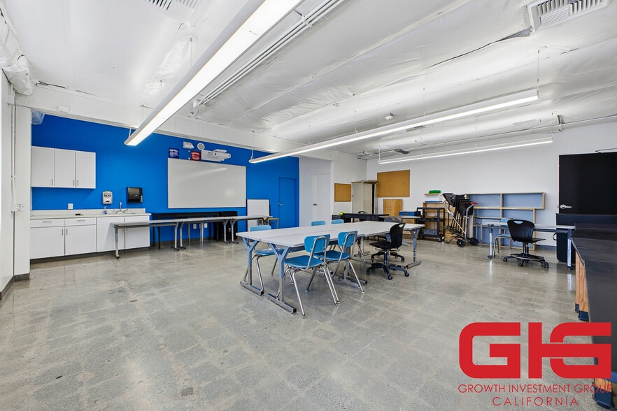 More Photos Of 7330 N Figueroa St, Los Angeles Office For Sale