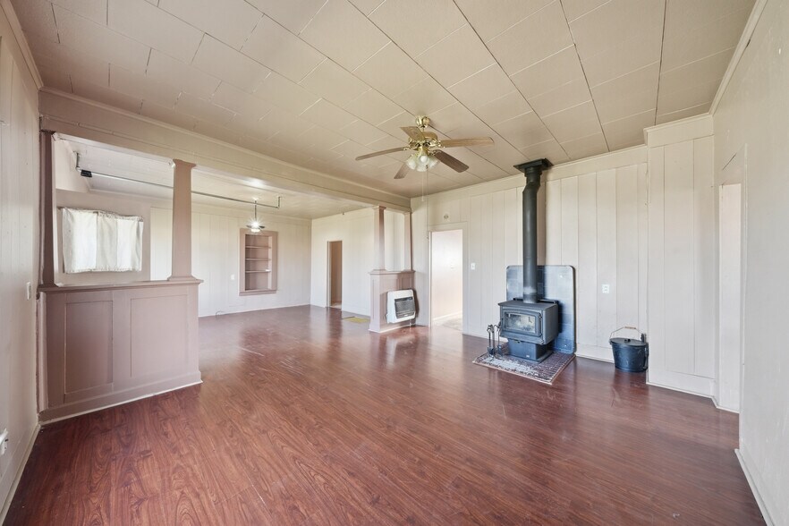 More Photos Of 210 Miles Ave, Clyde Park Specialty For Sale