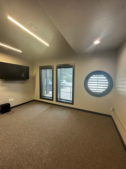 More Photos Of 4400 W Vickery Blvd, Fort Worth Research And Development For Lease