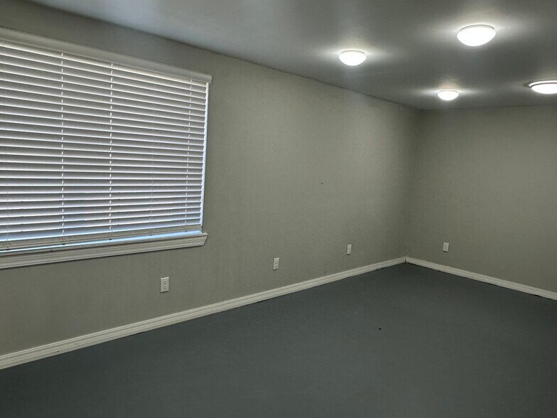 More Photos Of 903 S Sioux St, Okmulgee Light Manufacturing For Sale
