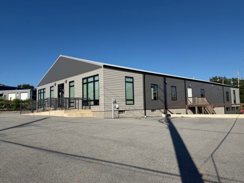 More Photos Of 451 Washington St, Valparaiso Flex For Sale