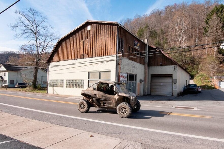 More Photos Of 1002 Guyandotte Ave, Mullens Storefront For Sale