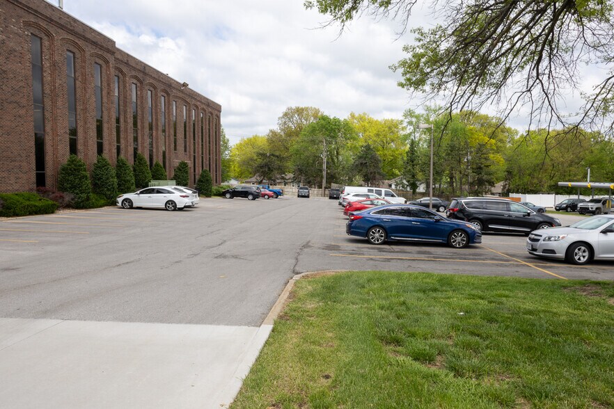 More Photos Of 400 E Red Bridge Rd, Kansas City Medical For Sale