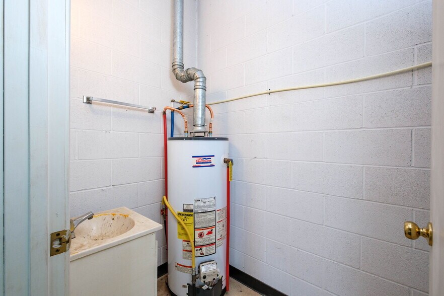 More Photos Of 902 Richmond Ave, Staunton General Retail For Sale