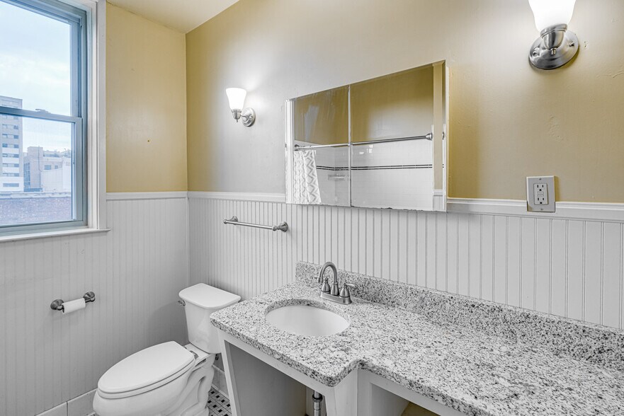 More Photos Of 339 Madison Ave, Memphis Storefront Retail Office For Sale