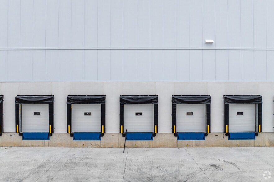 More Photos Of 22 Medicorum Pl, Hamilton Distribution For Lease