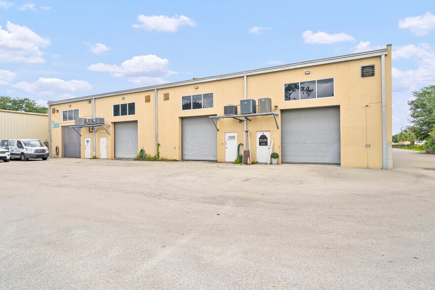 More Photos Of 5780 Taylor Rd, Naples Showroom For Sale