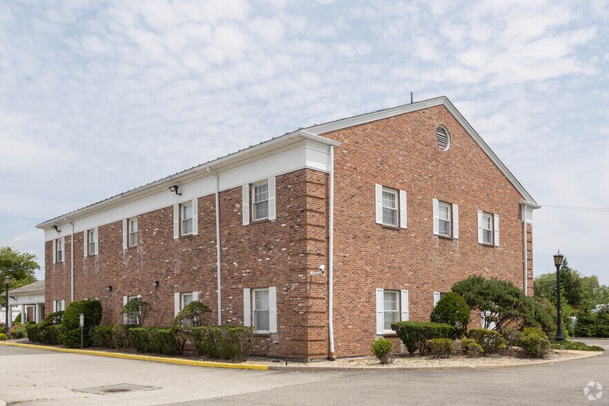 More Photos Of 195 Merritts Rd, Farmingdale Office For Sale