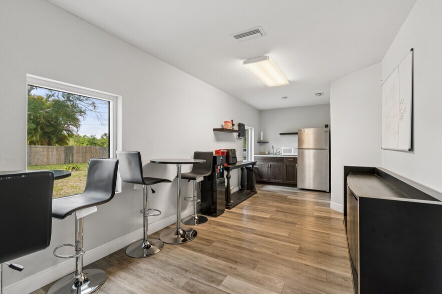 More Photos Of 3209 30th Ave S, Saint Petersburg Office For Sale