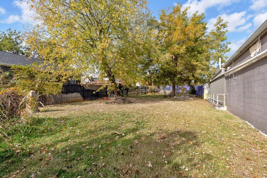 More Photos Of 401 E Myrtle, Johnson City Freestanding For Sale