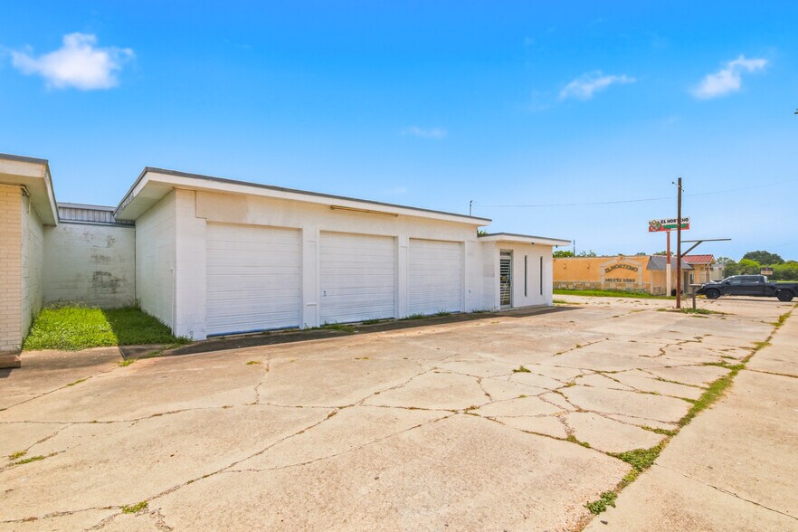 More Photos Of 4107 Port Lavaca Dr, Victoria Showroom For Sale