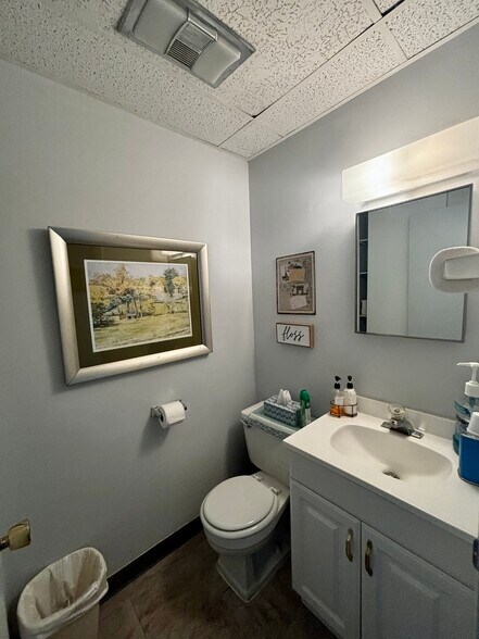 More Photos Of 17W620 14th St, Oakbrook Terrace General Retail For Sale