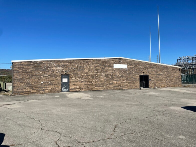 More Photos Of 2501 Commerce Cir, Tarrant Warehouse For Lease