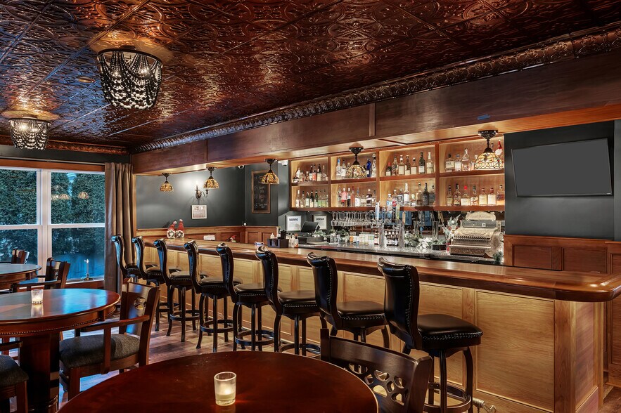 More Photos Of 12 McGillis Ave, Lake George Hotel For Sale