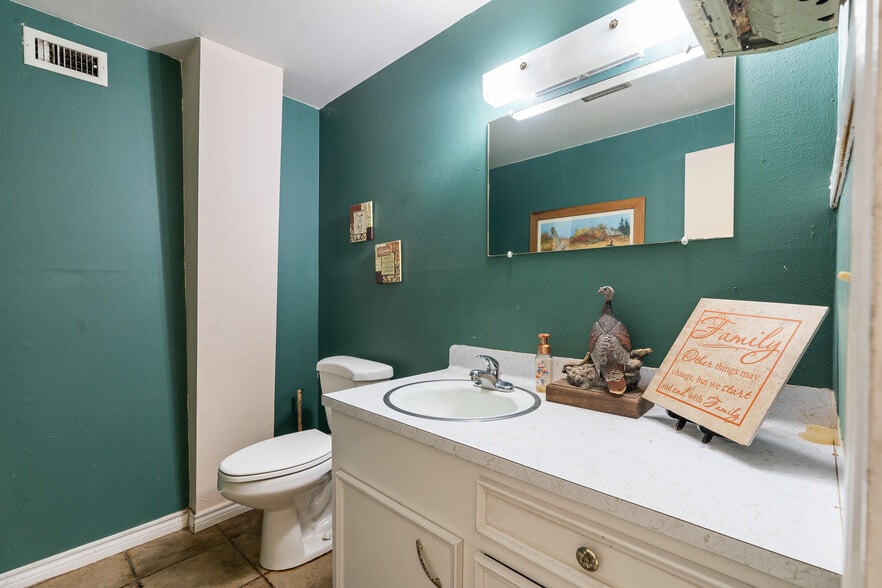 More Photos Of 2751 E Davis St, Conroe Freestanding For Sale