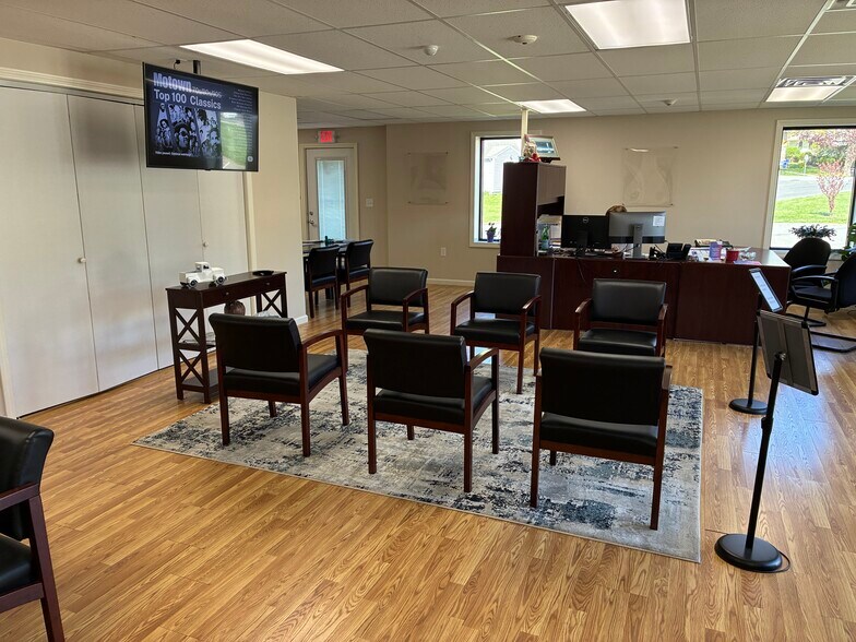 More Photos Of 270 Westfield Rd, Holyoke Freestanding For Lease