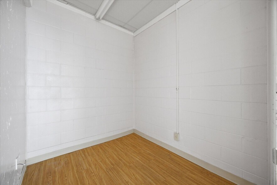 More Photos Of 2108 Monroe St, Commerce Showroom For Lease