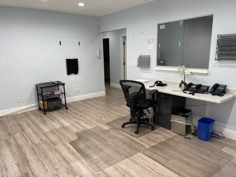 More Photos Of 10866 Riverside Dr, North Hollywood Hospital For Lease