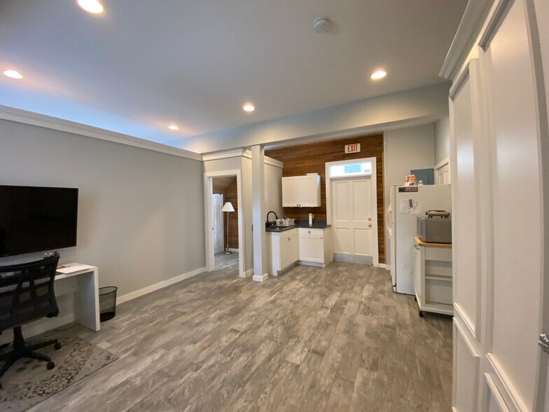 More Photos Of 405 Petronia St, Key West General Retail For Sale