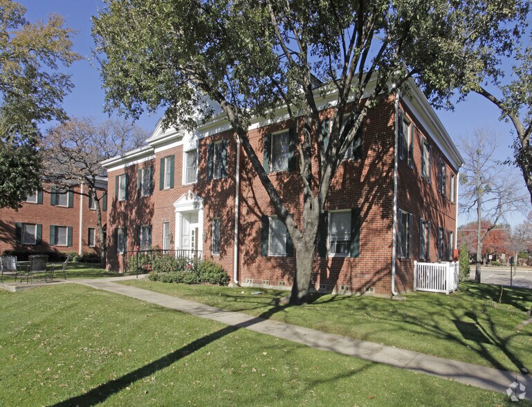 More Photos Of 2017 E Lamar Blvd, Arlington Medical For Lease