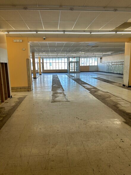 More Photos Of 1309 Pine Ave, Niagara Falls Freestanding For Lease