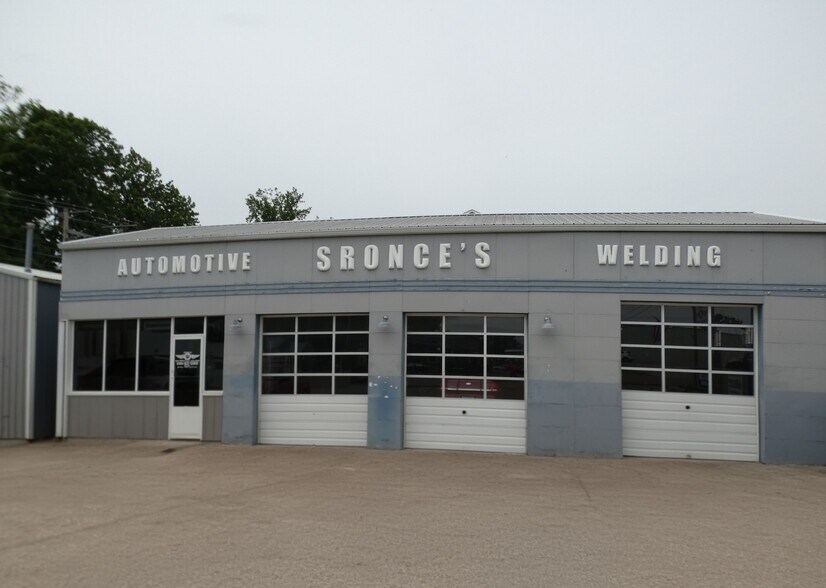 More Photos Of 105 W Water St, Pinckneyville Specialty For Sale