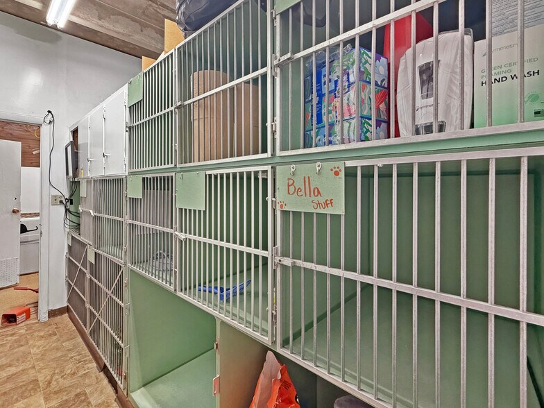 More Photos Of 1331 W Main St, Sterling Veterinarian Kennel For Sale