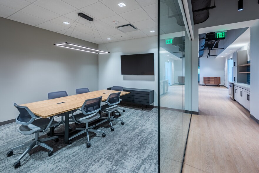 More Photos Of 10130 Perimeter Pky, Charlotte Office For Lease