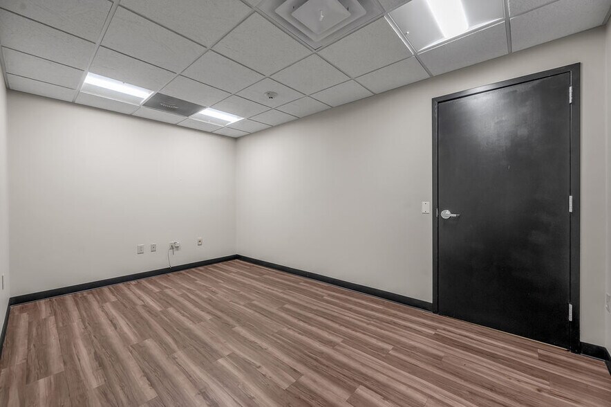 More Photos Of 250 Crossfield Dr, Versailles Light Manufacturing For Lease