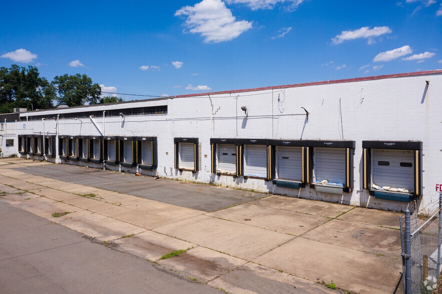 More Photos Of 207 Pond Ave, Middlesex Warehouse For Lease