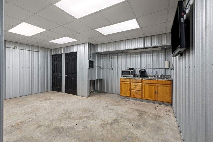 More Photos Of 1080 S Beckett St, Columbia Warehouse For Sale