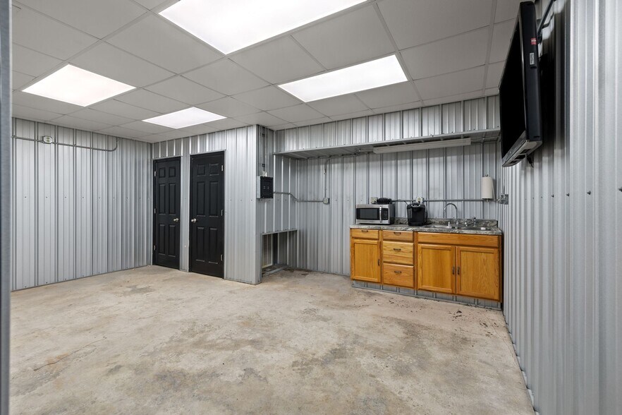 More Photos Of 1080 S Beckett St, Columbia Warehouse For Sale