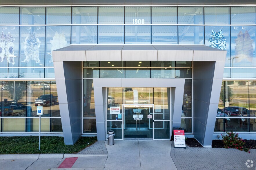 More Photos Of 1900 SE Loop 820, Fort Worth Warehouse For Sale