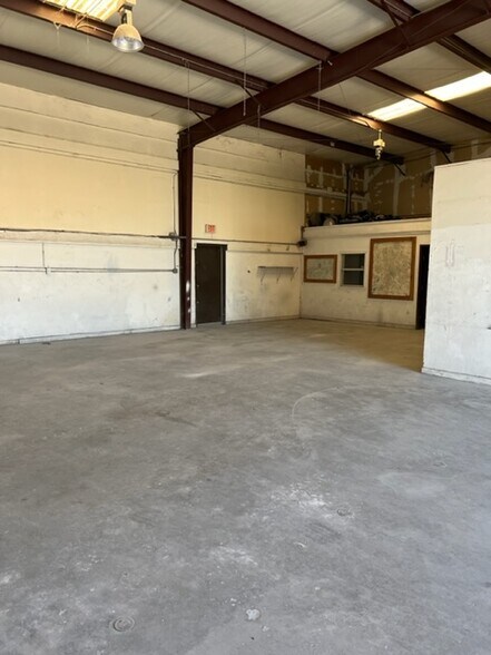 More Photos Of 710 Shepherd Dr, Garland Warehouse For Lease
