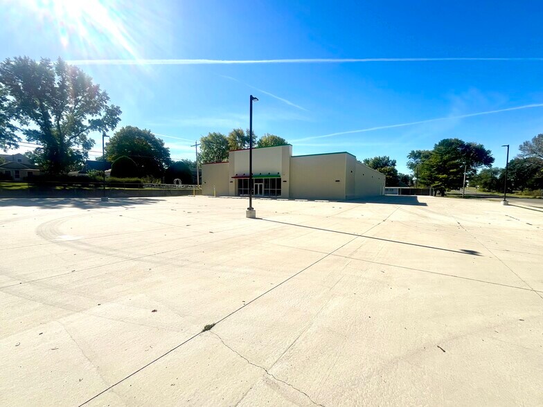 More Photos Of 320 S Adams St, Manito Freestanding For Lease