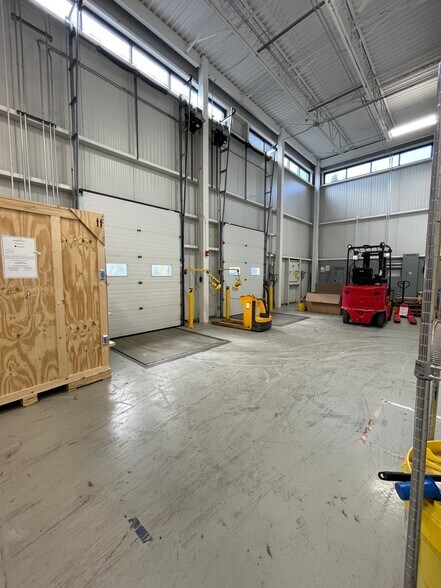 More Photos Of 230 Corporate Dr, Portsmouth Light Distribution For Lease