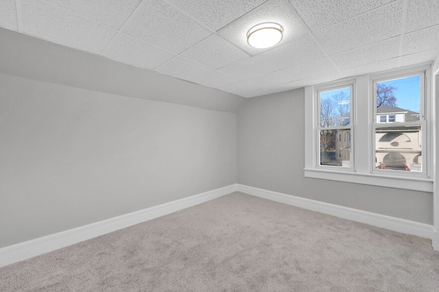 More Photos Of 142 Dickinson St, Springfield Flex For Sale