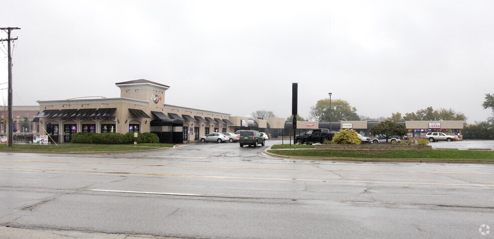 More Photos Of 2001 N Rand Rd, Palatine Unknown For Lease