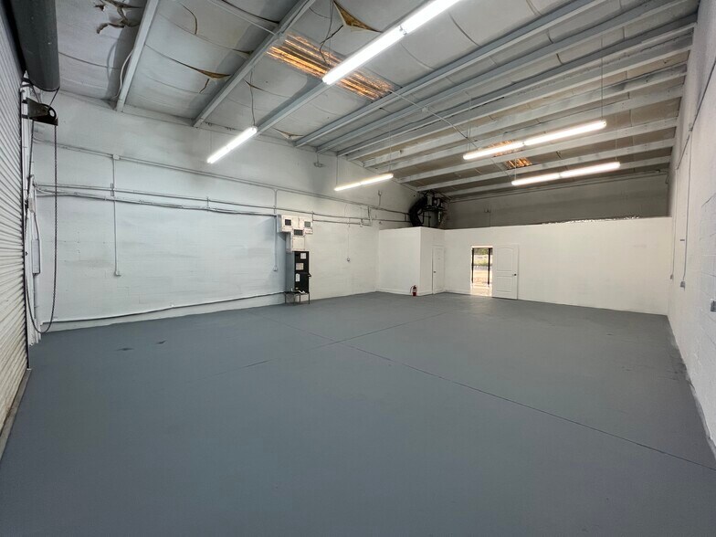 More Photos Of 12505 66th St N, Largo Warehouse For Lease