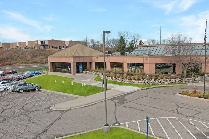 More Photos Of 950 Lake Dr, Chanhassen Manufacturing For Lease