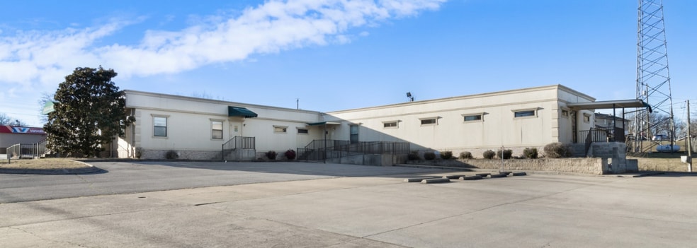 More Photos Of 305 Dover Rd, Clarksville Medical For Lease